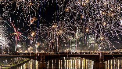 全国各地实行烟花解禁新规定，繁花绚烂迎新年，烟花照亮新愿景